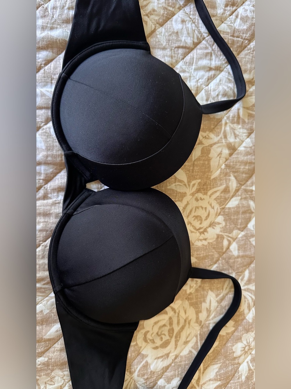 Victoria's Secret Swim Black
Underwire Push-Up Bikini Top
34DD - Picture 3 of 5